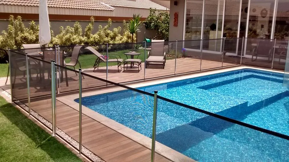 Cerca removível de proteção instalada ao redor de piscina residencial