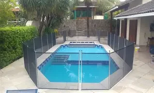 Detalhe da base do poste da cerca de piscina encaixada no deck