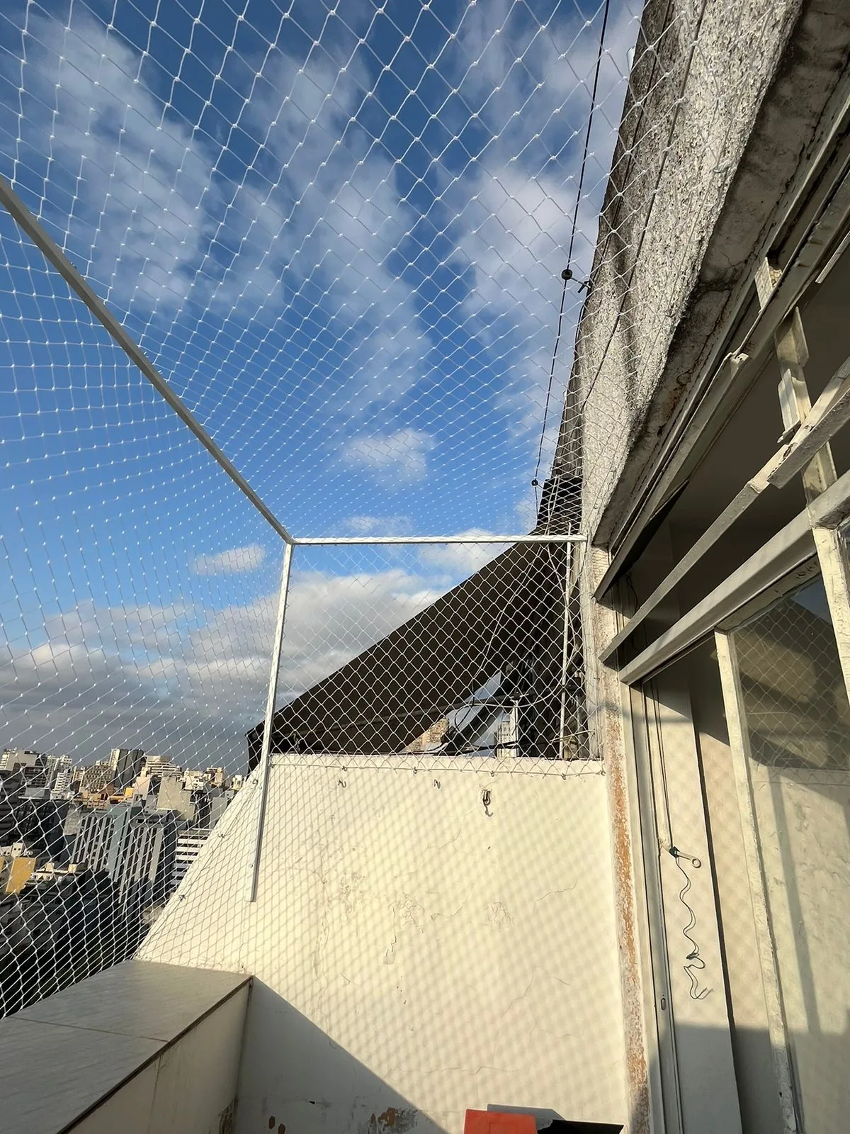 Rede de proteção instalada em janela de apartamento em São Paulo