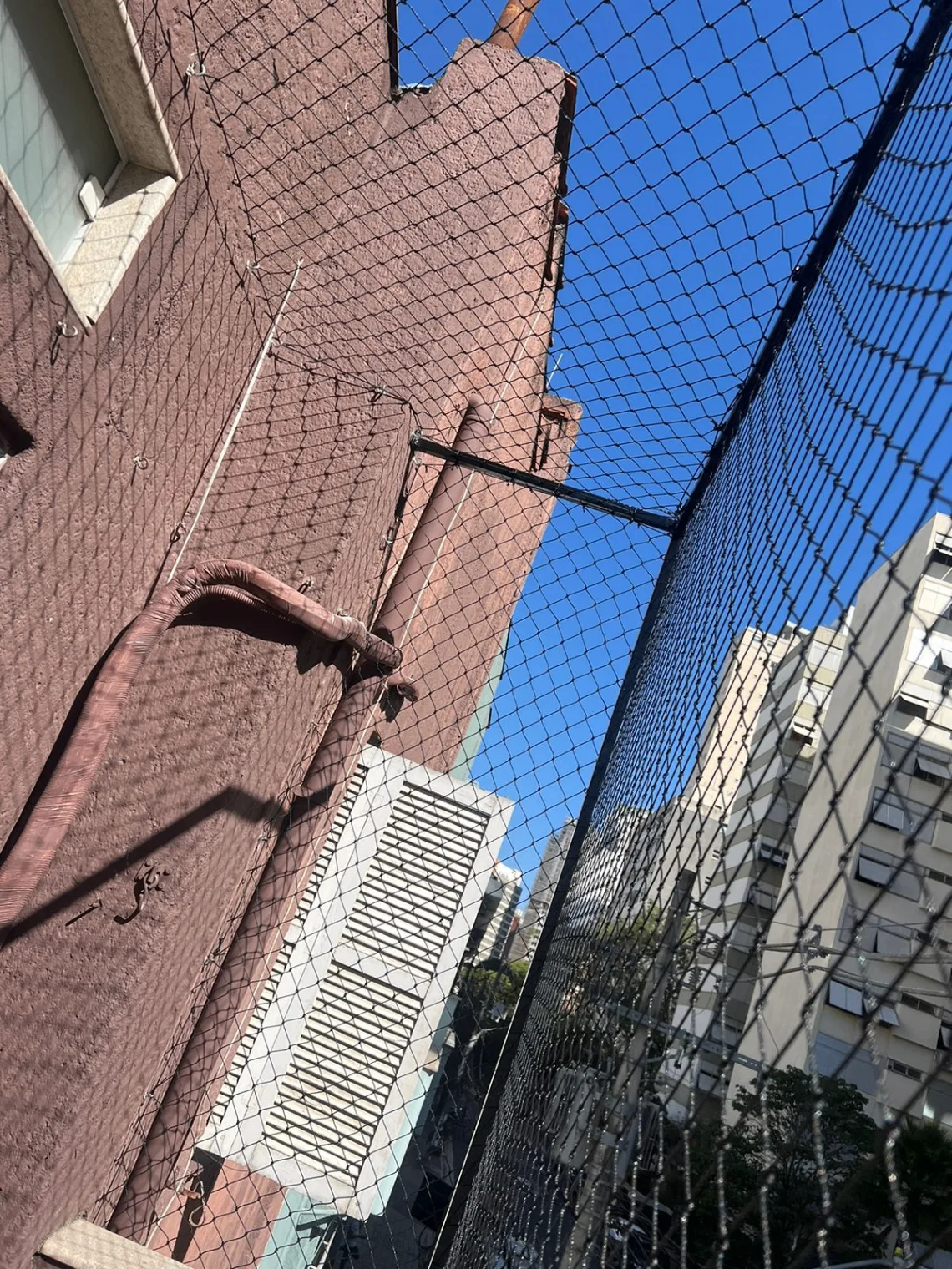 Rede de proteção fixada em sacada de apartamento
