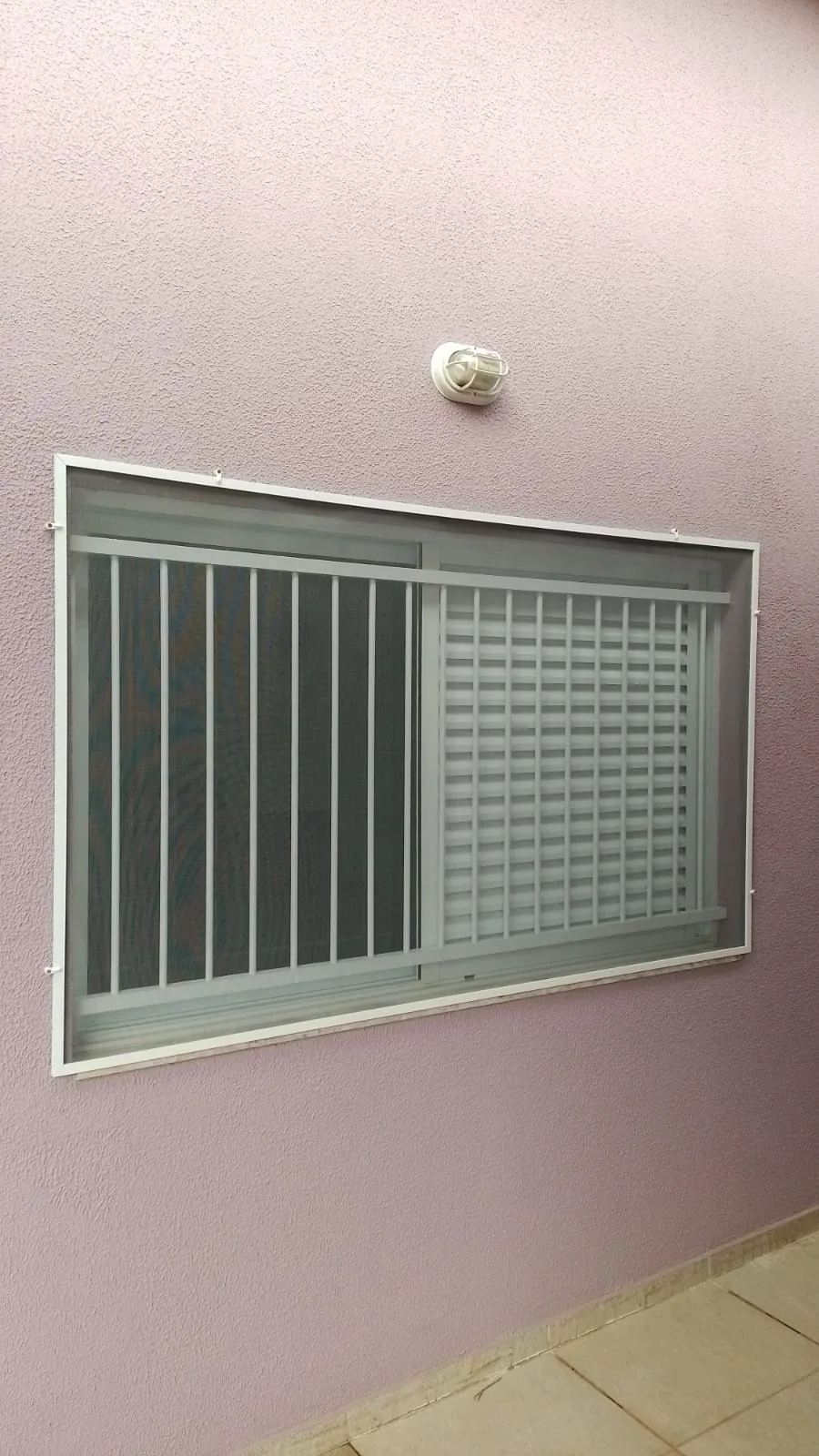 Tela mosquiteira instalada em janela de cozinha em São Paulo