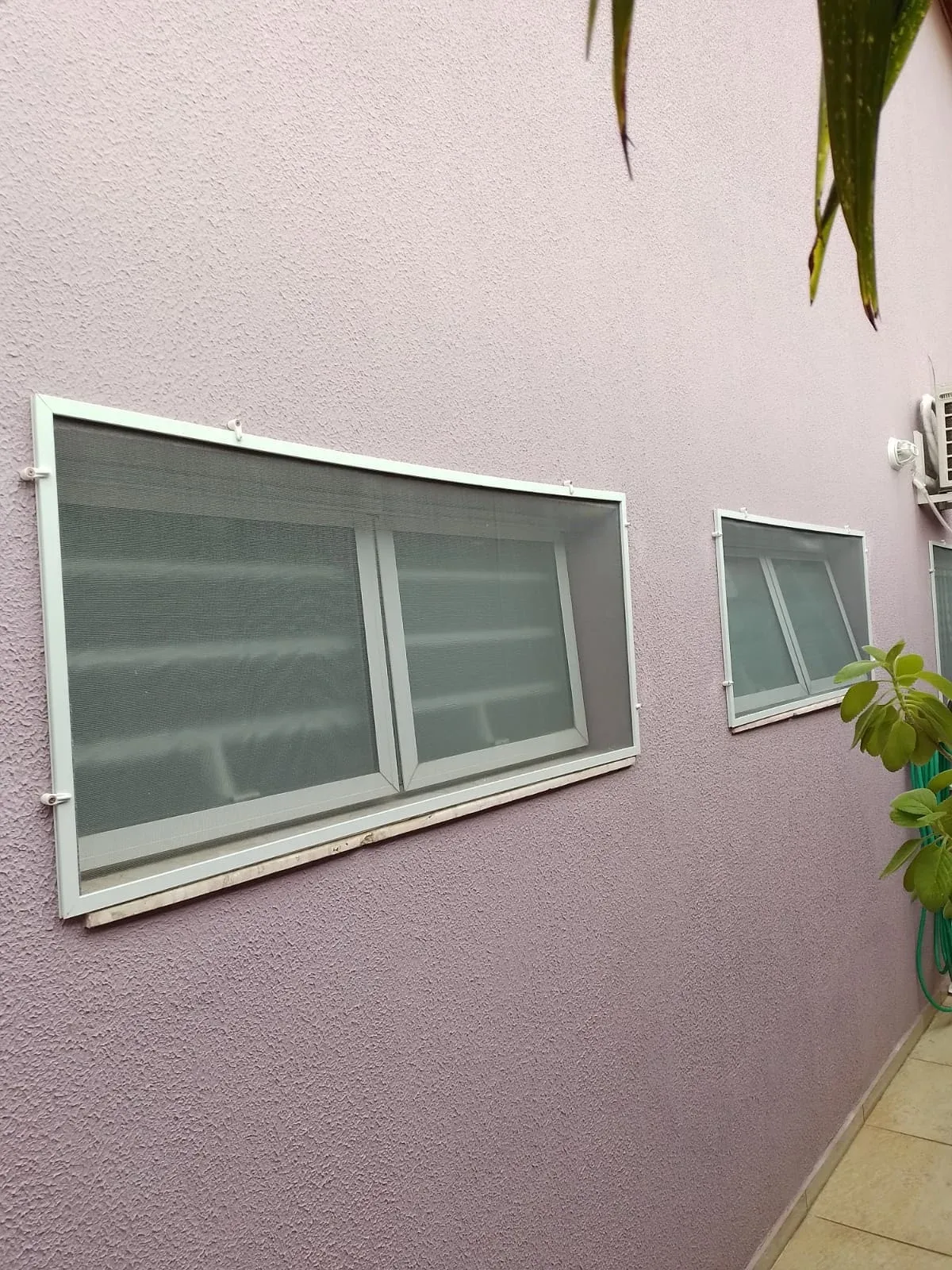 Janela de quarto com tela mosquiteira e vista livre